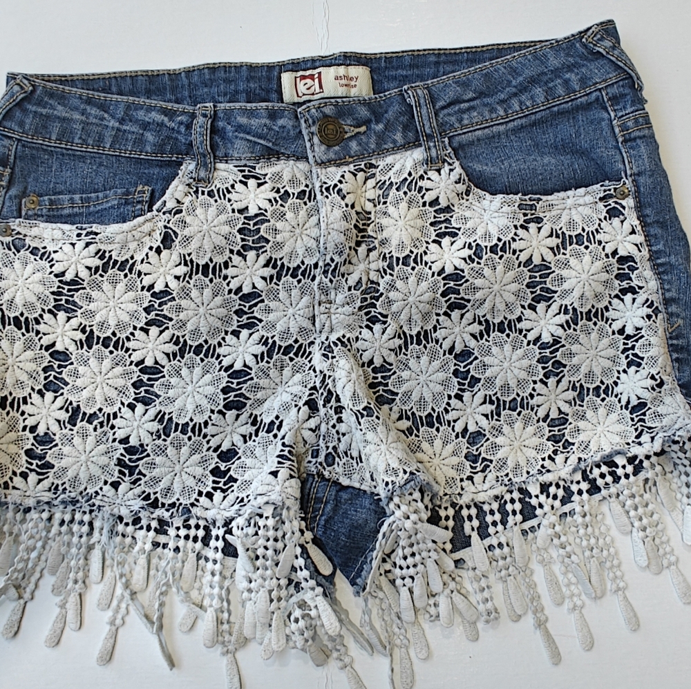 LEI-Denim Shorts -ASHLEY LOW RISE -Junior Size 7 Lace Fringed Trim Faded.